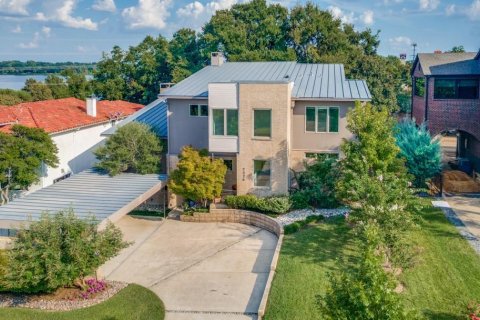 7326 Lakewood Boulevard